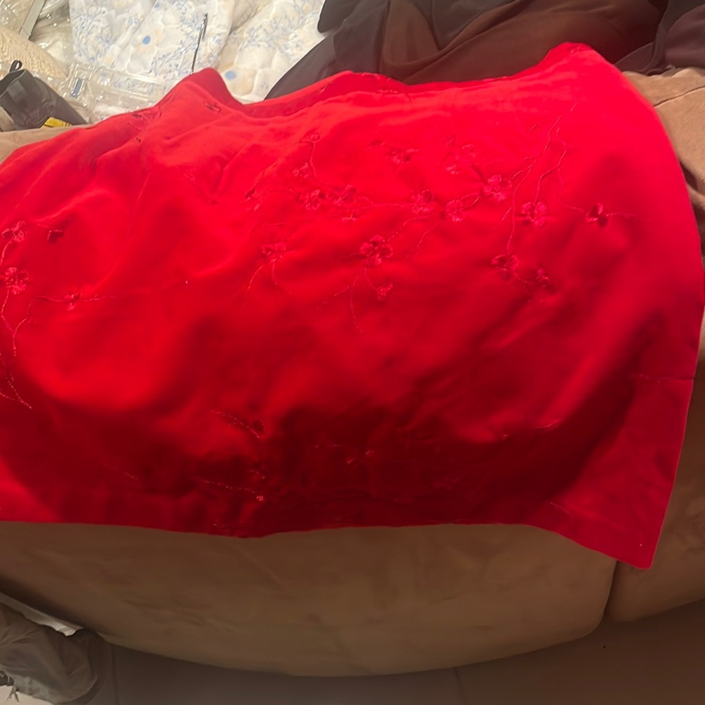 Super cute red short, mini skirt with flower embroidery